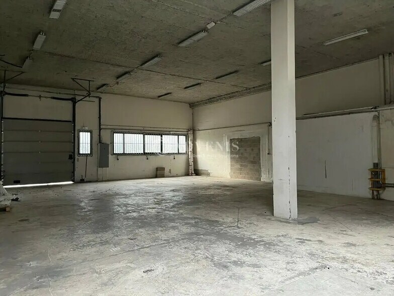 Light Industrial in Plaisir to rent - Interior Photo - Image 3 of 7