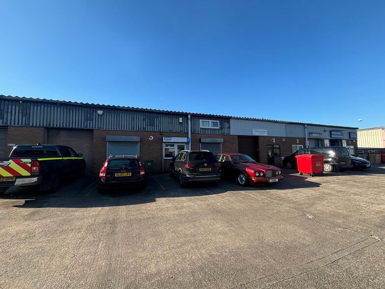 1-7 Quakers Coppice, Crewe to rent - Primary Photo - Image 1 of 1
