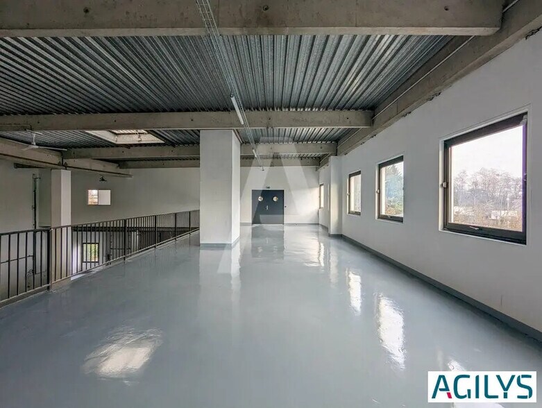 Light Industrial in Lisses to rent - Interior Photo - Image 2 of 9