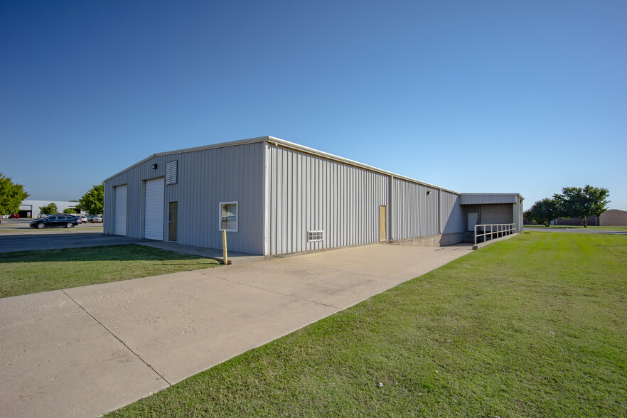 2701 Bart Conner Ct, Norman, OK for rent - Building Photo - Image 3 of 12