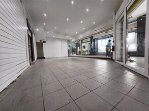 1-32 Quadrant Arcade, Romford to rent Interior Photo- Image 2 of 9