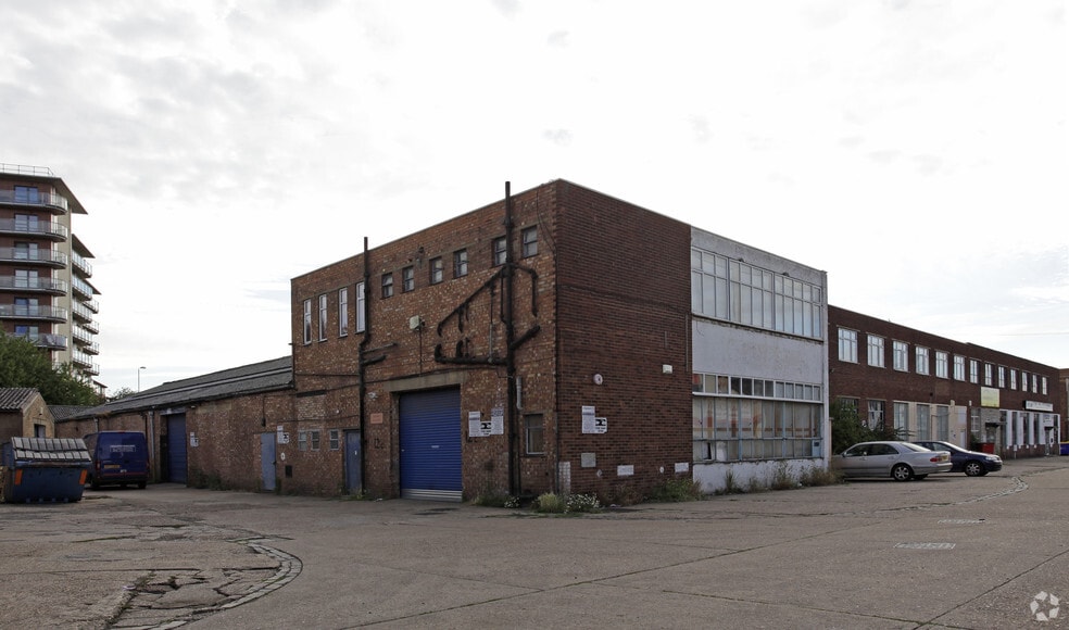 12 Bridge Clos, Romford for sale - Primary Photo - Image 1 of 1