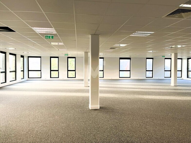 Office in Lieusaint to rent - Interior Photo - Image 3 of 18