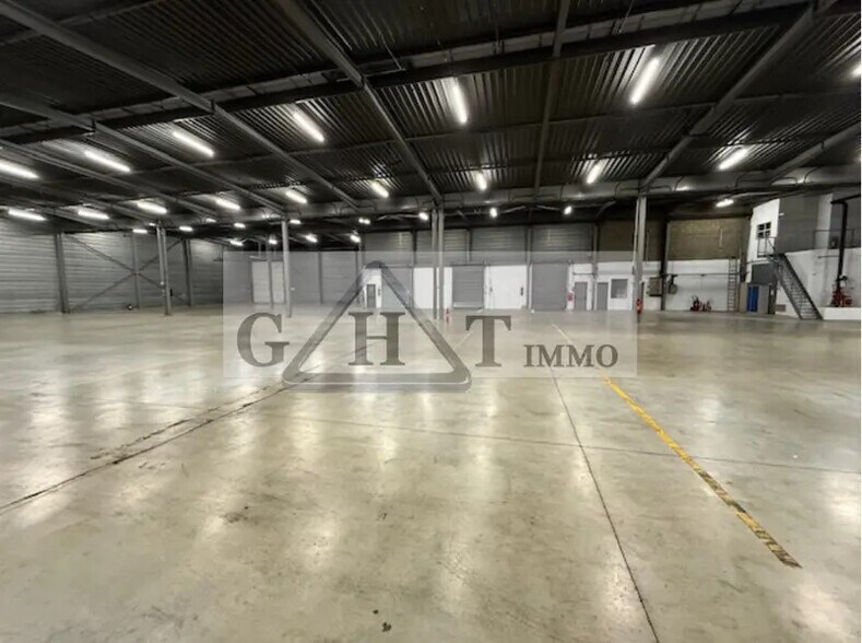 Industrial in Louvres to rent - Interior Photo - Image 2 of 3