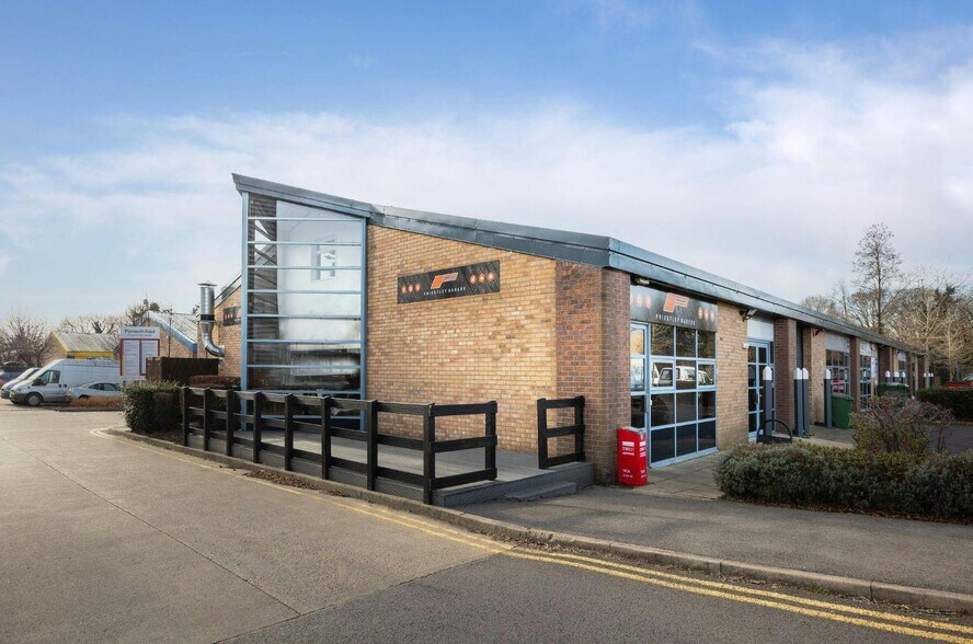 878 Plymouth Rd, Slough to rent - Building Photo - Image 2 of 31