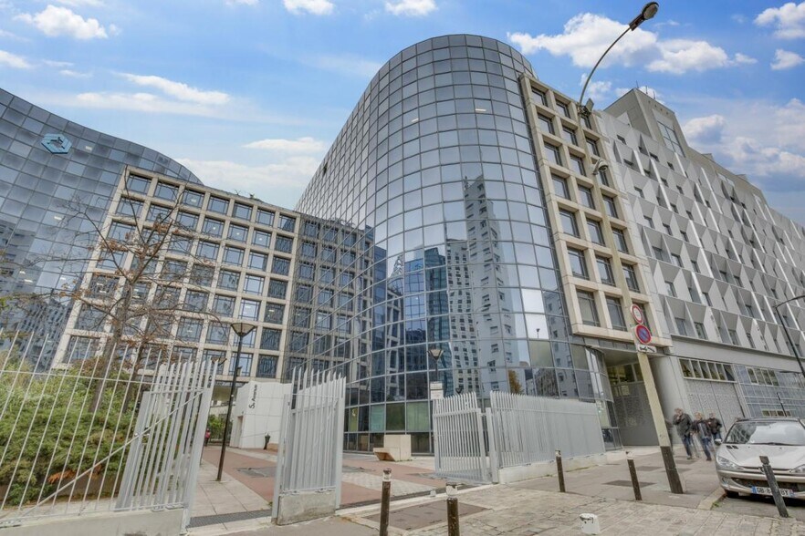 47 Rue Louis Blanc, Courbevoie to rent - Building Photo - Image 1 of 15