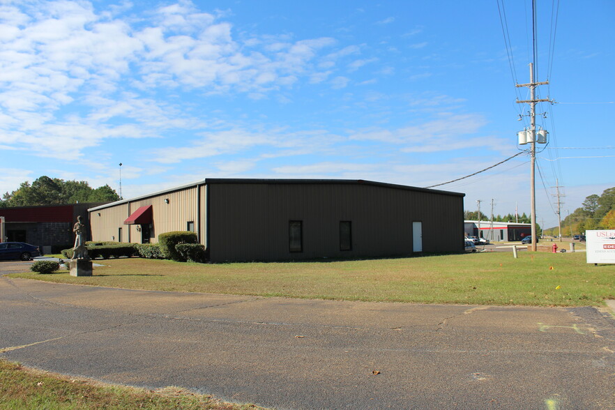 3720 Flowood Dr, Flowood, MS for rent - Building Photo - Image 1 of 15