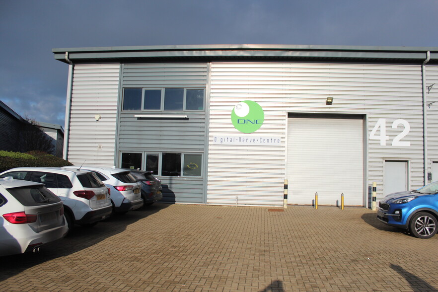 Armstrong Rd, London to rent - Building Photo - Image 2 of 4