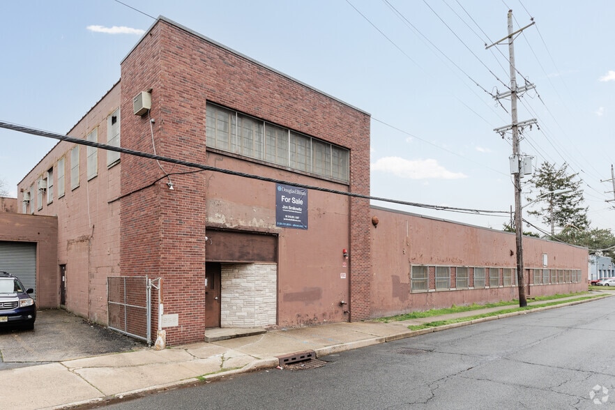 200-204 Railroad Ave, Hackensack, NJ for rent - Building Photo - Image 1 of 5