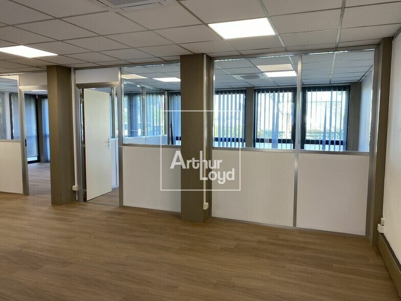 Office in Moissy-Cramayel to rent - Interior Photo - Image 2 of 5
