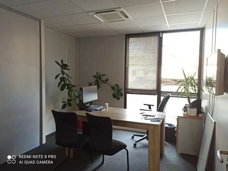 Office in Aix-en-Provence to rent - Building Photo - Image 3 of 7