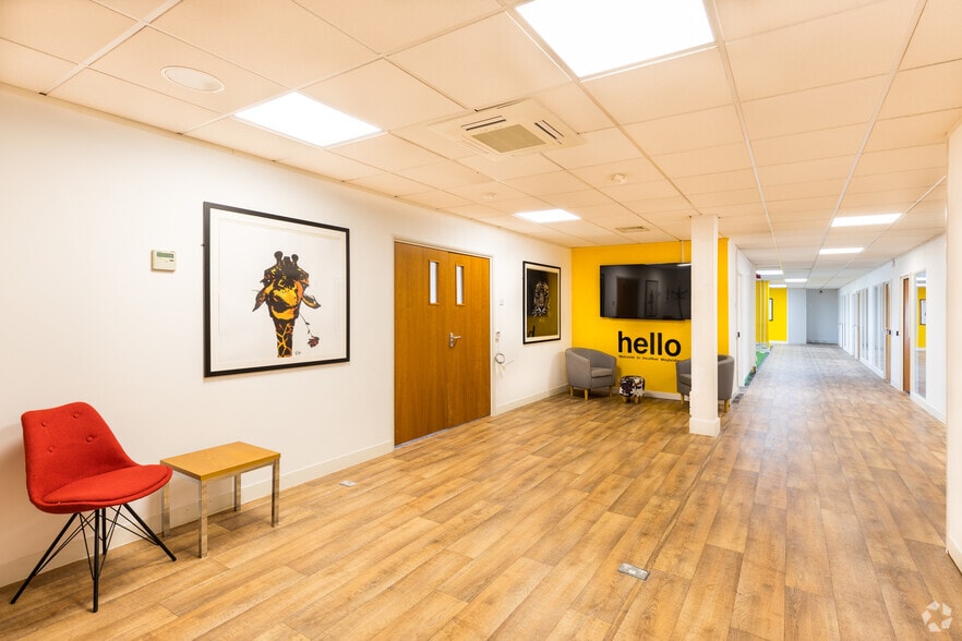 50-68 High St, Weybridge to rent - Interior Photo - Image 3 of 22