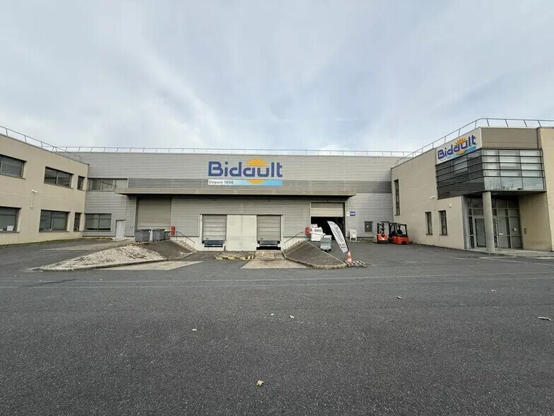 Industrial in Gennevilliers to rent - Building Photo - Image 1 of 12