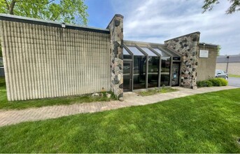 21500 W Greenfield Ave, New Berlin, WI for sale Building Photo- Image 1 of 1