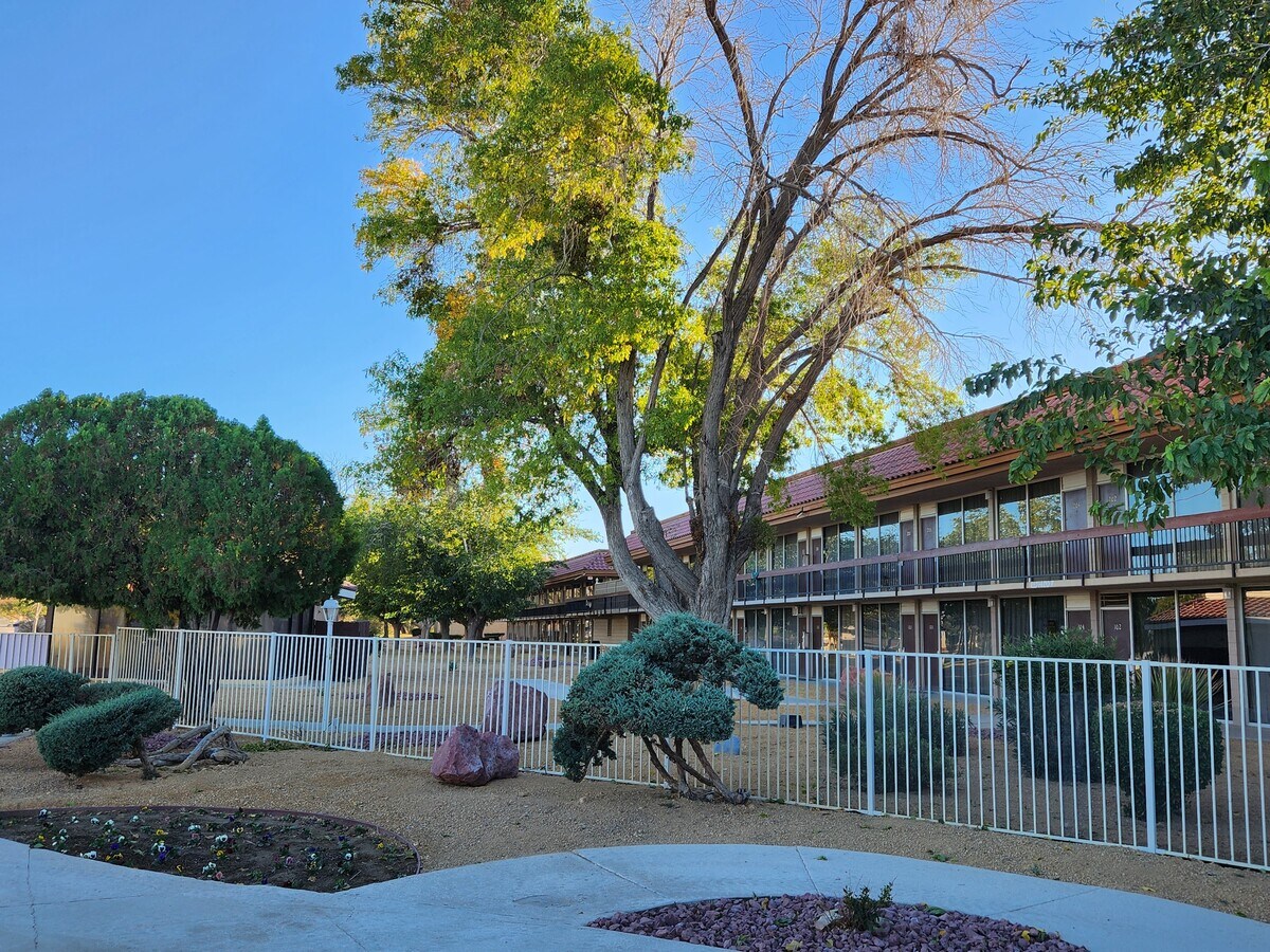 14173 Green Tree Blvd, Victorville 92395 UK