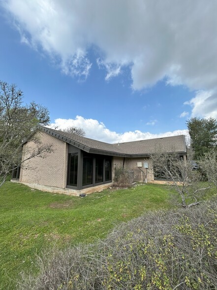 2525 Wallingwood Dr, Austin, TX for rent - Building Photo - Image 2 of 6