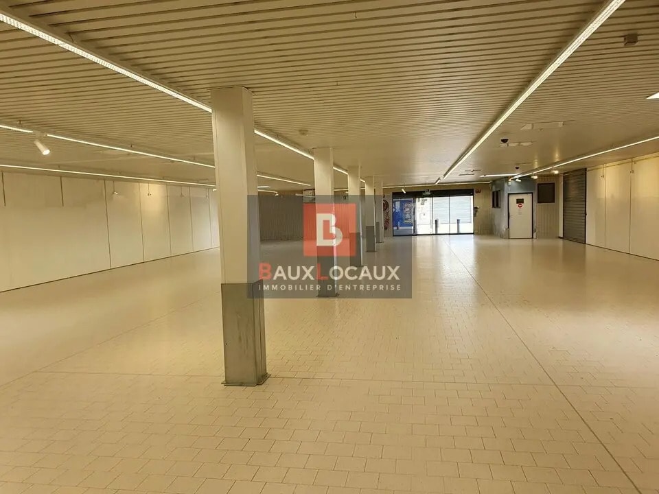 Location Commerce 687 m² - Photo 1