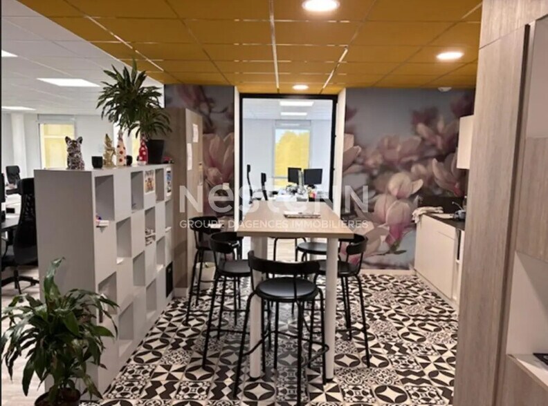 Office in Vannes for sale - Building Photo - Image 1 of 3