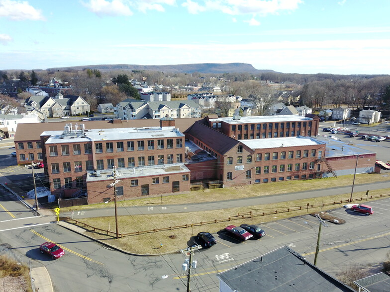 168 Center St, Southington, CT for rent - Building Photo - Image 1 of 32