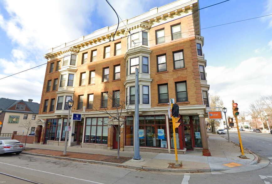 624-632 E Ogden Ave, Milwaukee, WI for rent - Building Photo - Image 2 of 6