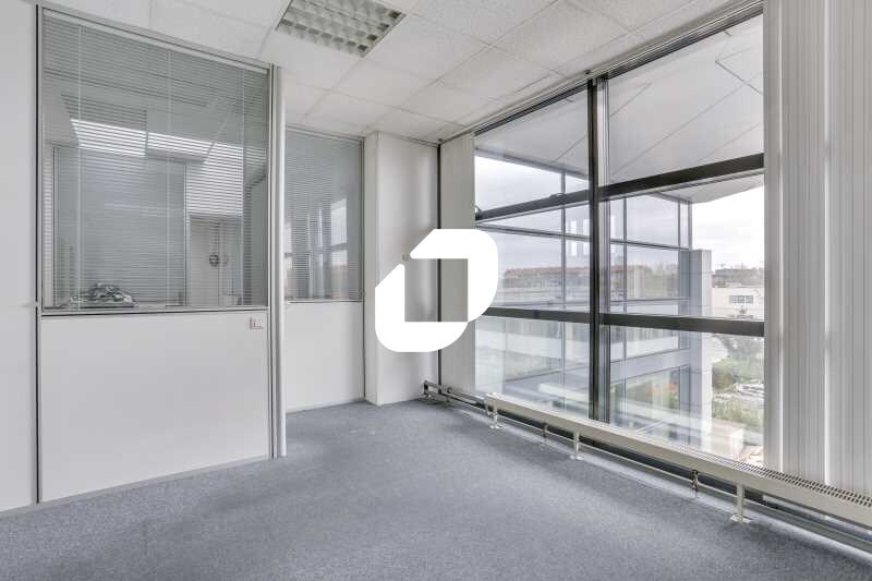Light Industrial in Nanterre to rent Interior Photo- Image 1 of 8