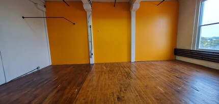 208 S Pulaski St, Baltimore, MD for rent Interior Photo- Image 2 of 4