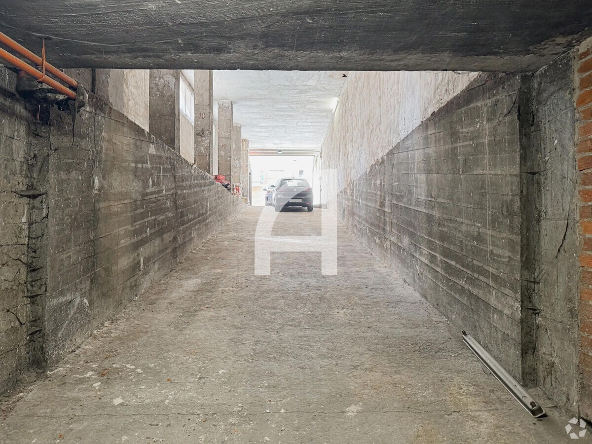 Madrid, MAD 28028 - Unit Puerta A, Esc. 1 -  - Interior Photo - Image 1 of 16