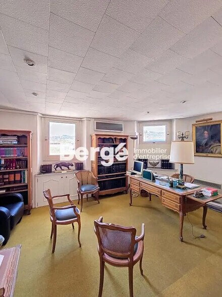 Office in Cannes to rent - Interior Photo - Image 1 of 4