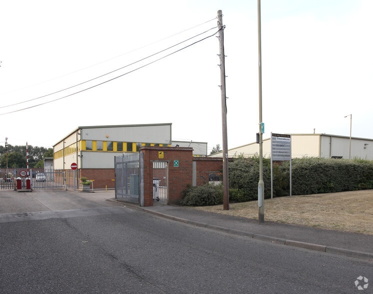 Mill Rd, Esher to rent - Primary Photo - Image 1 of 12