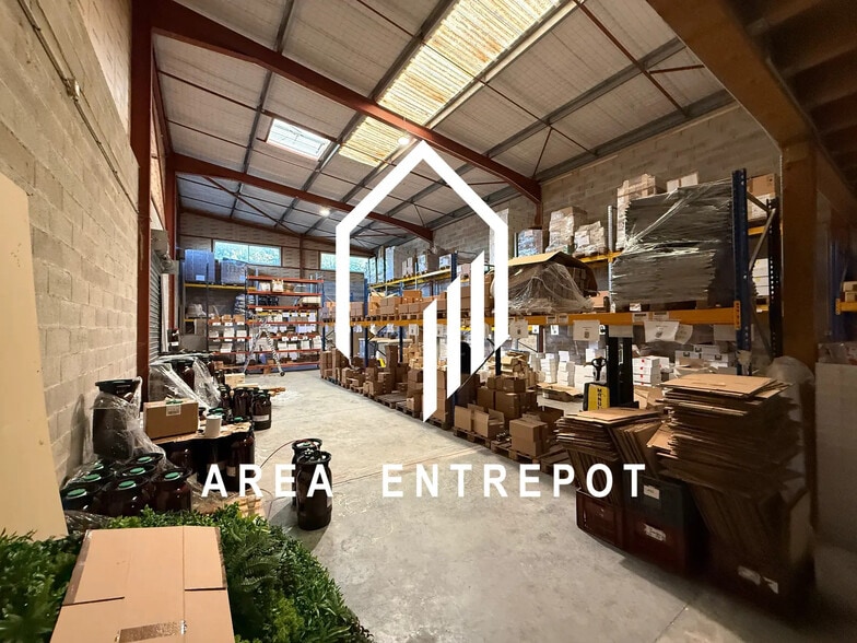 Light Industrial in Aix-en-Provence to rent - Building Photo - Image 3 of 6