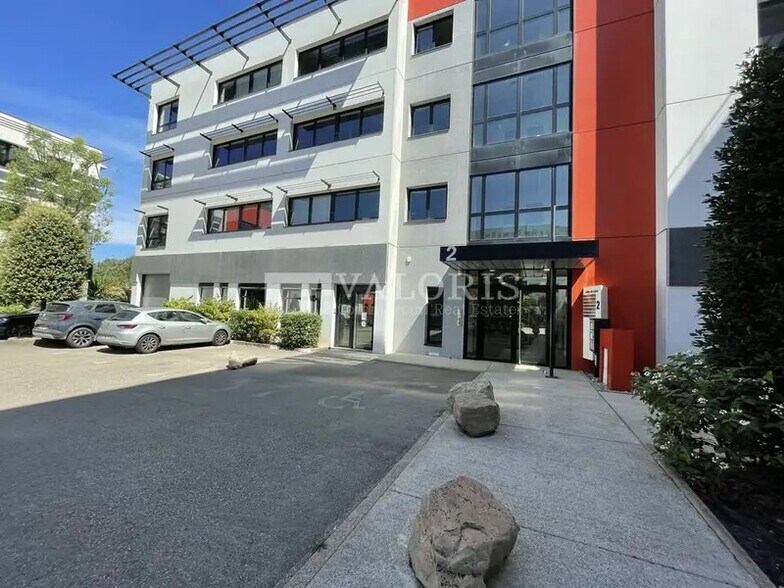 9 Rue Aimé Cotton, Saint-Priest to rent - Building Photo - Image 3 of 14