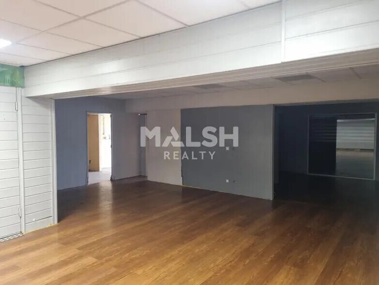 Retail in Saint-Priest to rent - Interior Photo - Image 2 of 3