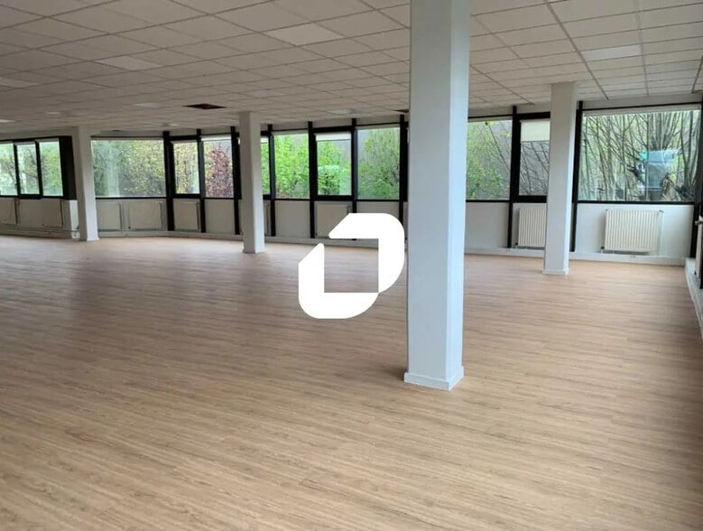 11-13 Rue Des Hautes Pâtures, Nanterre to rent - Building Photo - Image 3 of 9