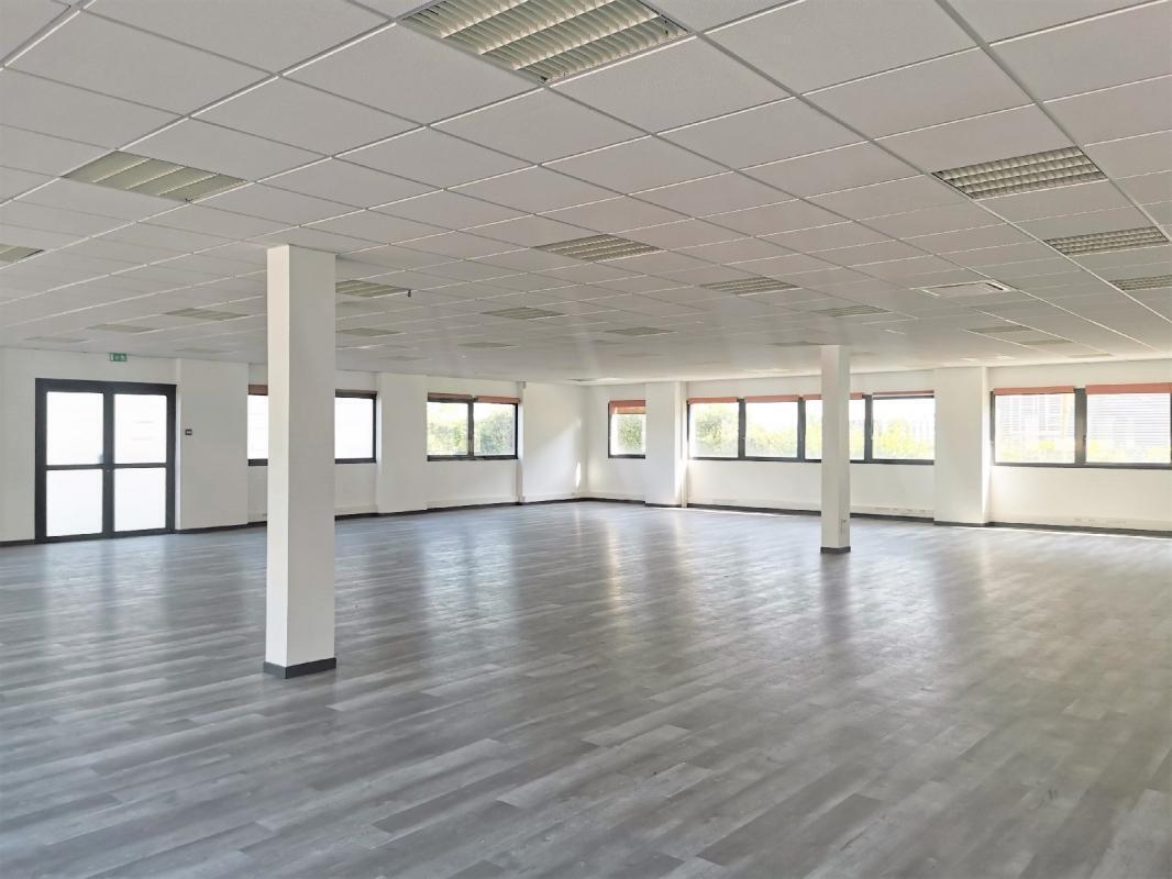 Office in Saint-Priest to rent Interior Photo- Image 1 of 10