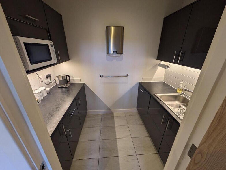 Douglas Dr, Godalming to rent - Building Photo - Image 3 of 9