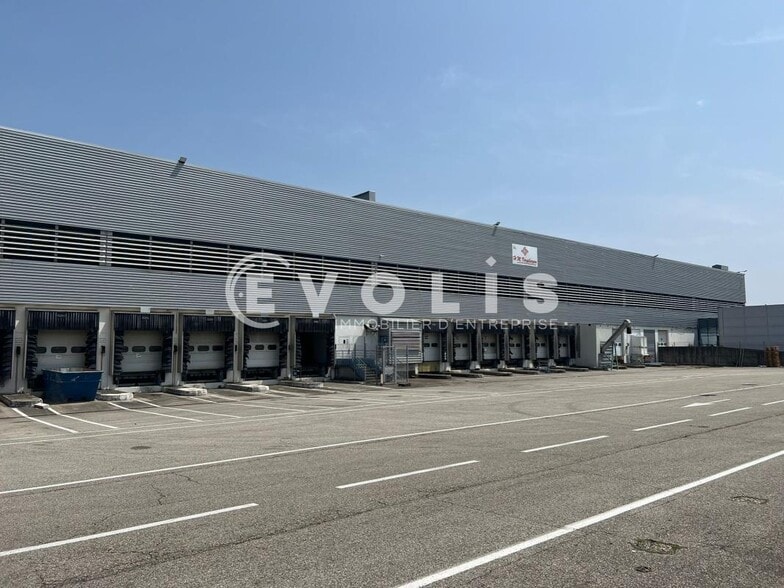 2 Rue Blaise Pascal, Vaulx-Milieu to rent - Building Photo - Image 1 of 14