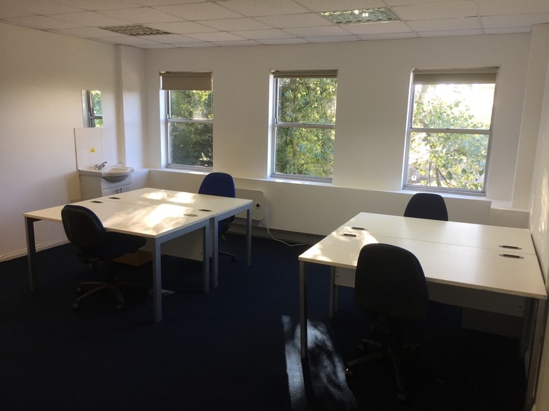 100 Menzies Rd, St Leonards On Sea to rent - Interior Photo - Image 2 of 9