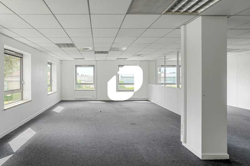 Office in Limonest to rent Interior Photo- Image 1 of 13