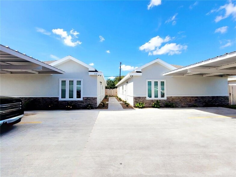 16 Doors in Airport Heights Weslaco portfolio of 4 properties for sale on LoopNet.co.uk - Building Photo - Image 1 of 11