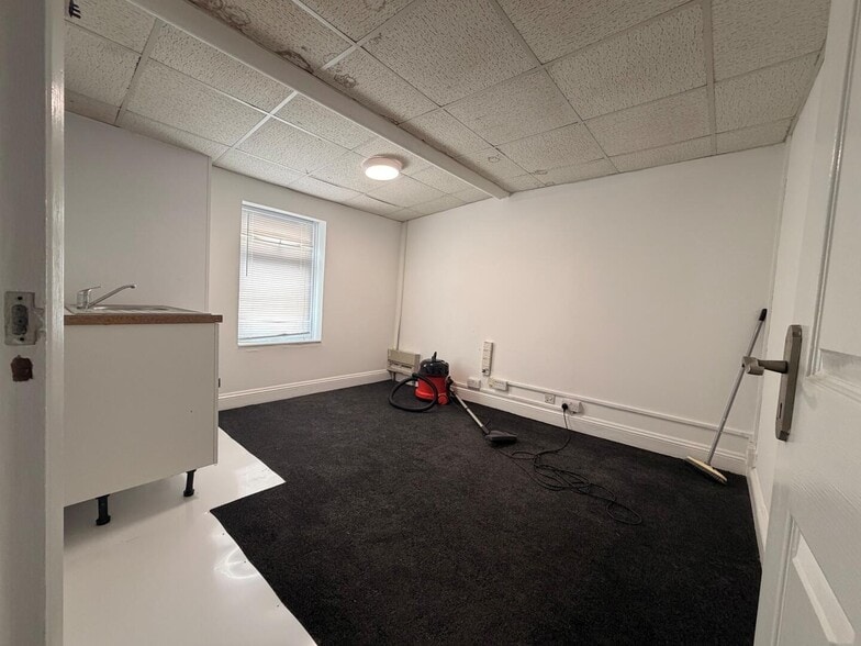 Hurricane Way, Wickford to rent - Interior Photo - Image 3 of 6