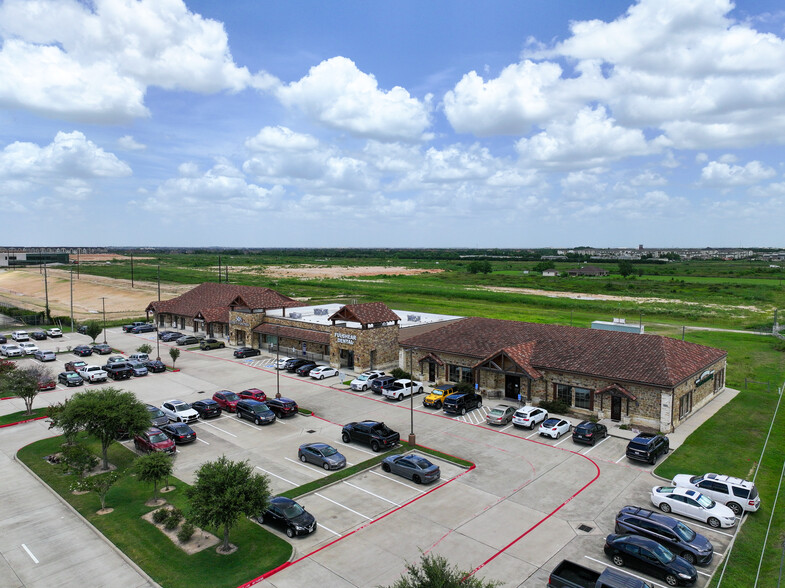 7609 Tiki Dr, Fulshear, TX for rent - Building Photo - Image 1 of 7