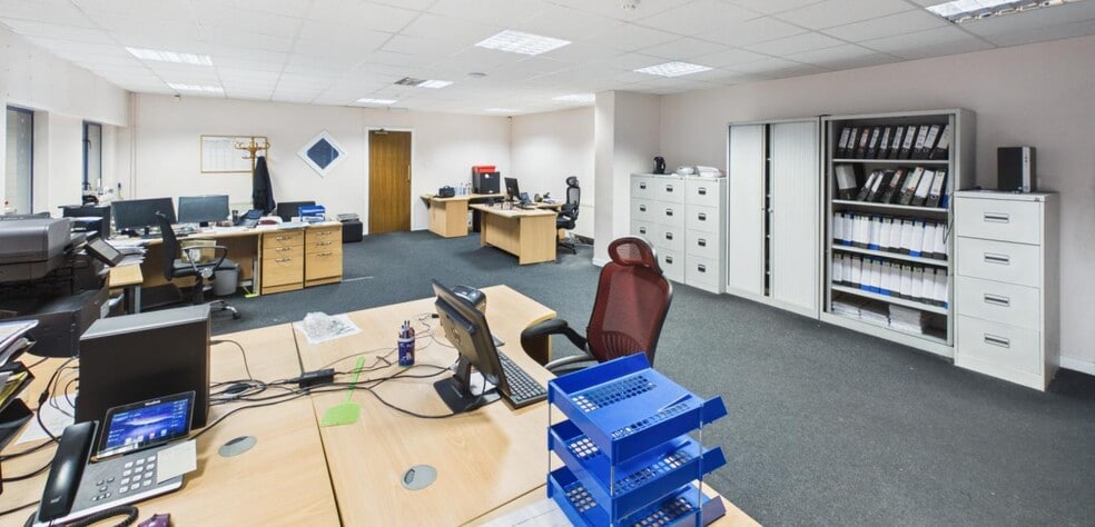 2 South Caldeen Rd, Coatbridge for sale - Interior Photo - Image 3 of 4