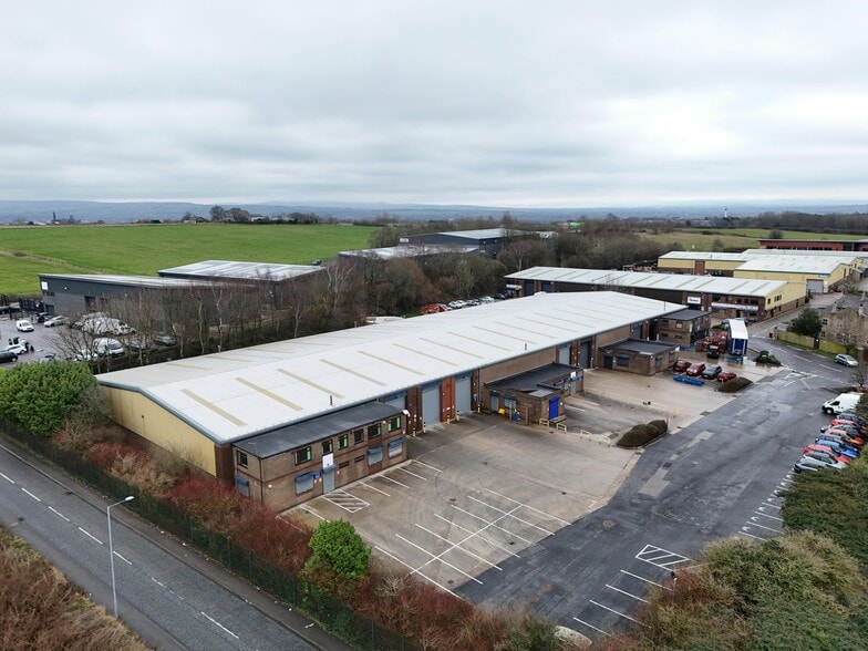 Plodder Ln, Bolton to rent - Building Photo - Image 2 of 5