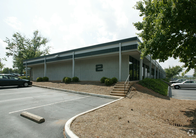 25 Woods Lake Rd, Greenville, SC for rent - Building Photo - Image 2 of 25