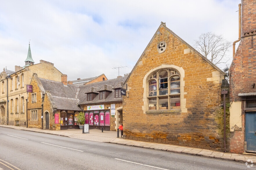 82-84 Watling St E, Towcester to rent - Primary Photo - Image 1 of 6
