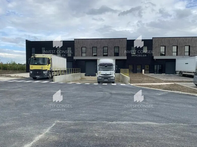 Light Industrial in Puiseux-en-France to rent - Building Photo - Image 2 of 6