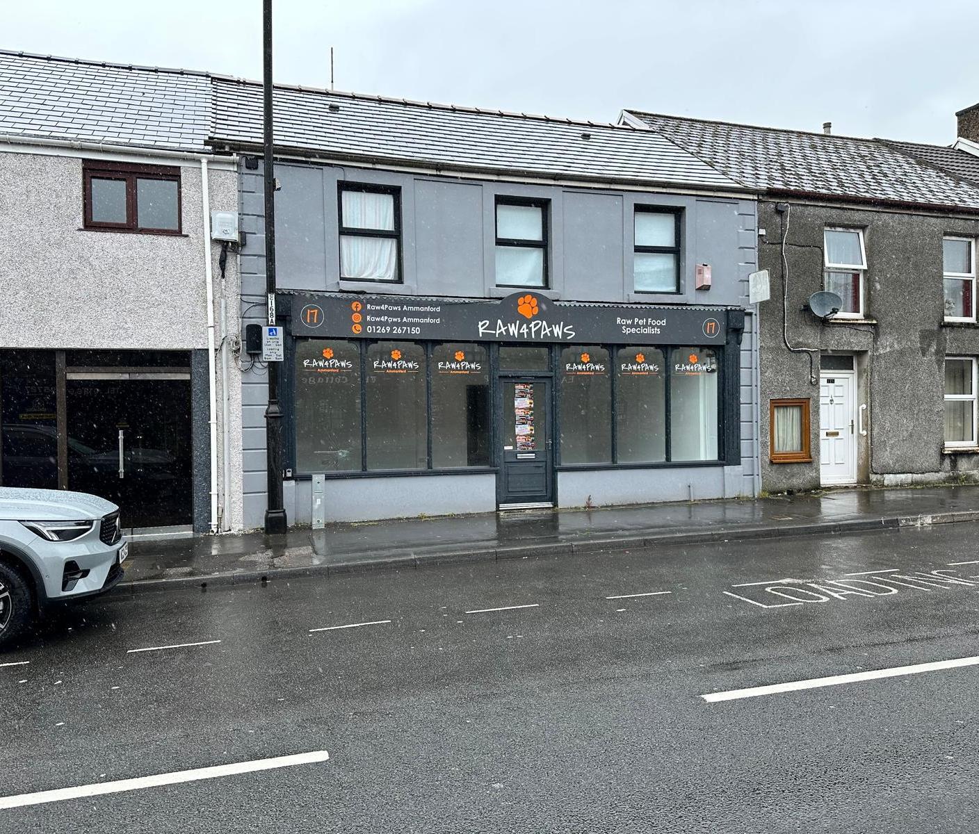 17 Wind St, Ammanford to rent Building Photo- Image 1 of 6