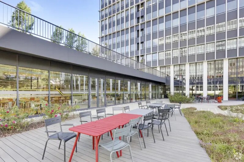 11 Avenue Dubonnet, Courbevoie to rent Building Photo- Image 1 of 22