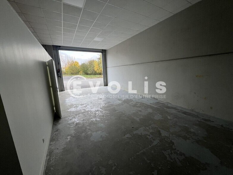 Light Industrial in Serris to rent - Interior Photo - Image 1 of 6