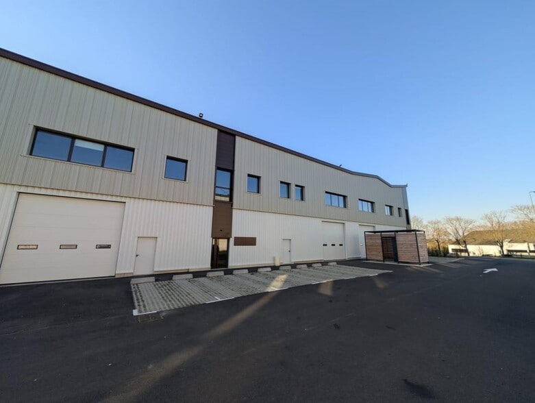 Light Industrial in Osny to rent - Building Photo - Image 2 of 6
